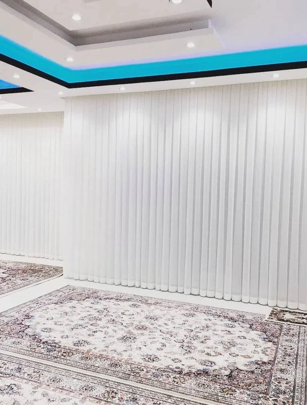 پرده پذیرایی مدل پلیسه جنس پرده حریر ساده برای پنجره 4متری و دو عدد دکور مخمل مدل پانچ