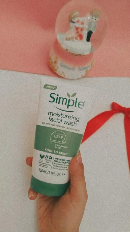 ژل شستشوی صورت سیمپل (Simple) مدل Kind to Skin
