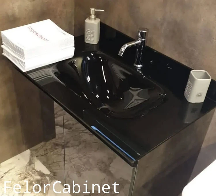 کابینت روشویی پی وی سی مدل 1064 با صفحه روشویی شیشه‌ای مشکی و دو درب کمدی