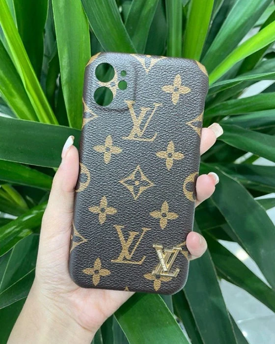 کاور چرم LV آیفون