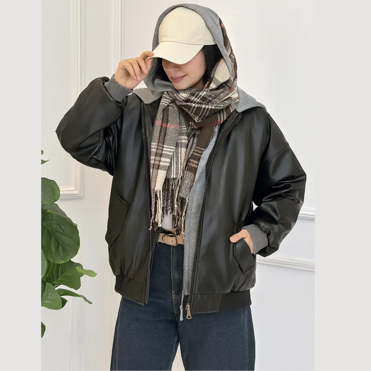 کاپشن چرم دخترانه کوتاه با طراحی اسپرت