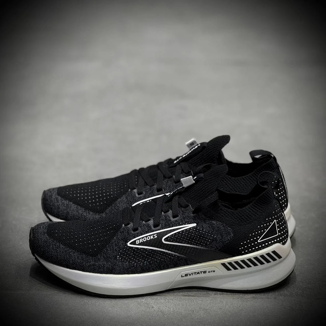 کتونی رانینگ بروکس BROOKS Levitate 5-3
