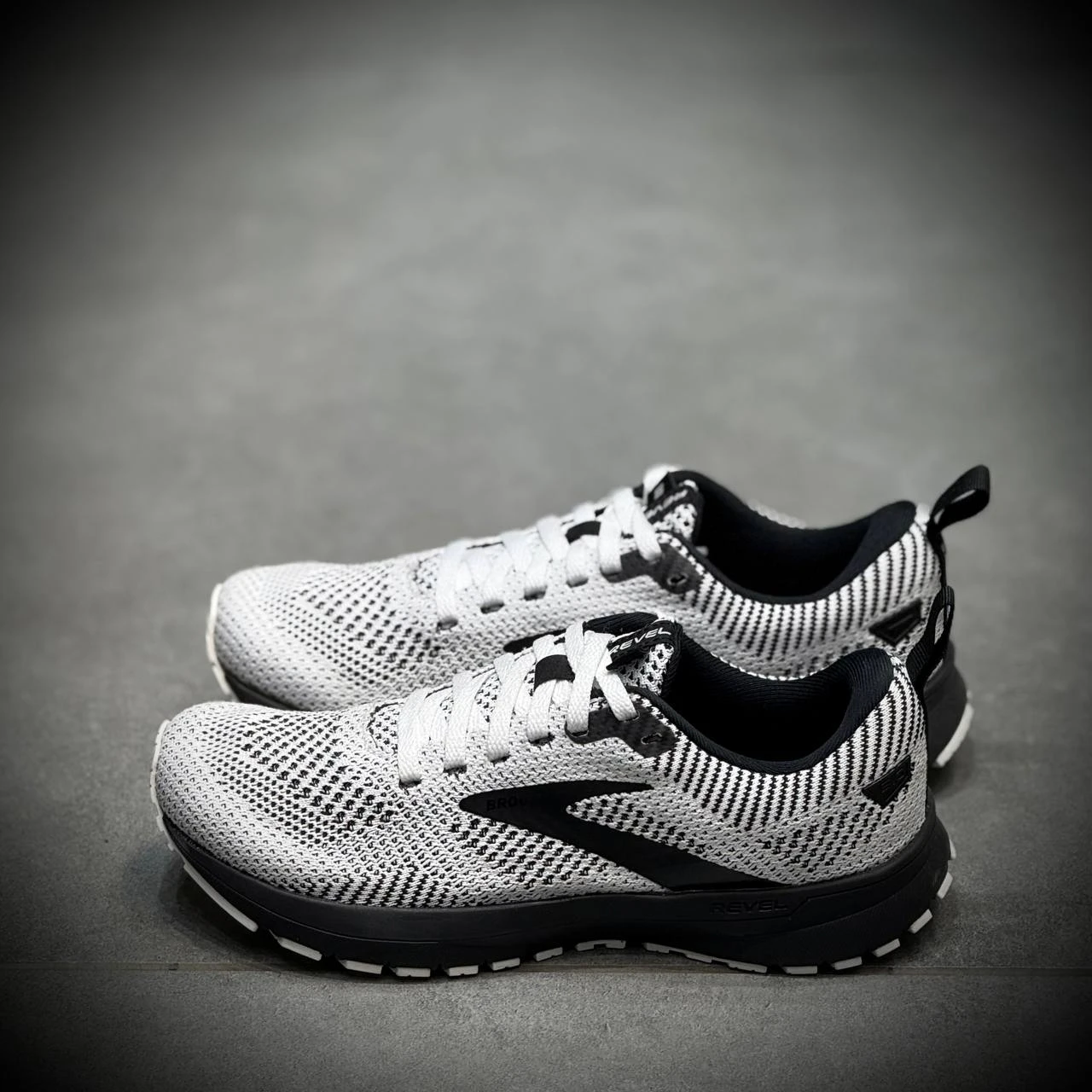 کتونی رانینگ بروکس brooks revel 5-2