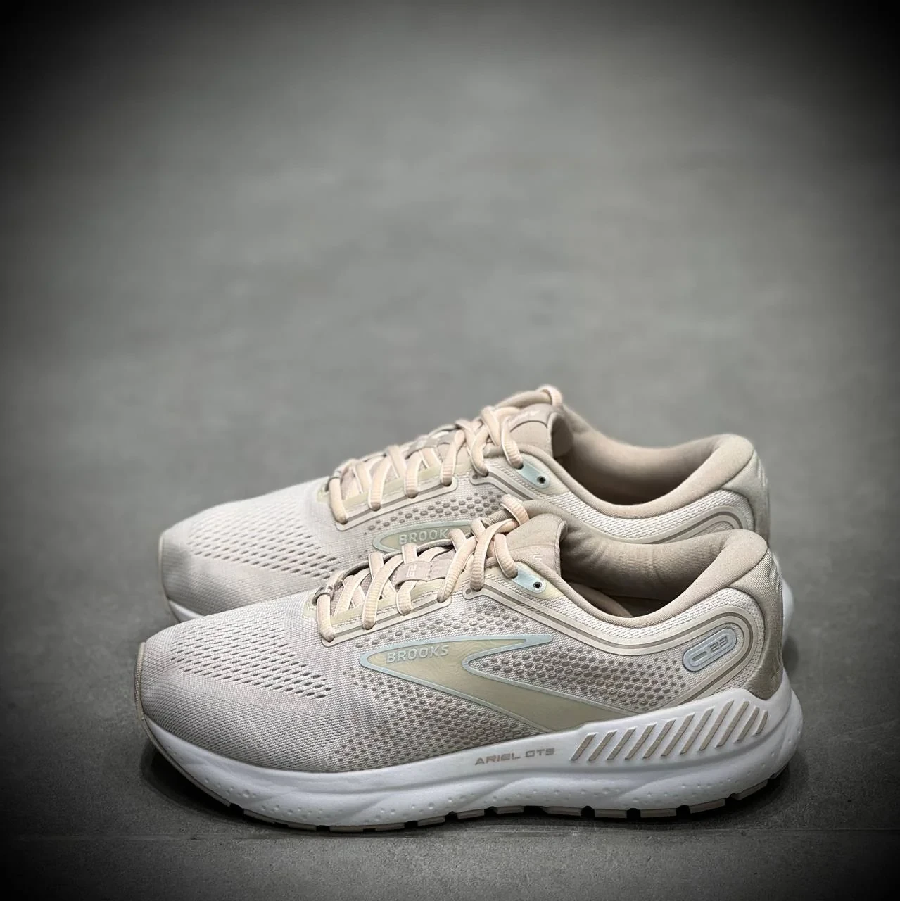 کتونی پیاده روی بروکس brooks Ariel gts 23-1