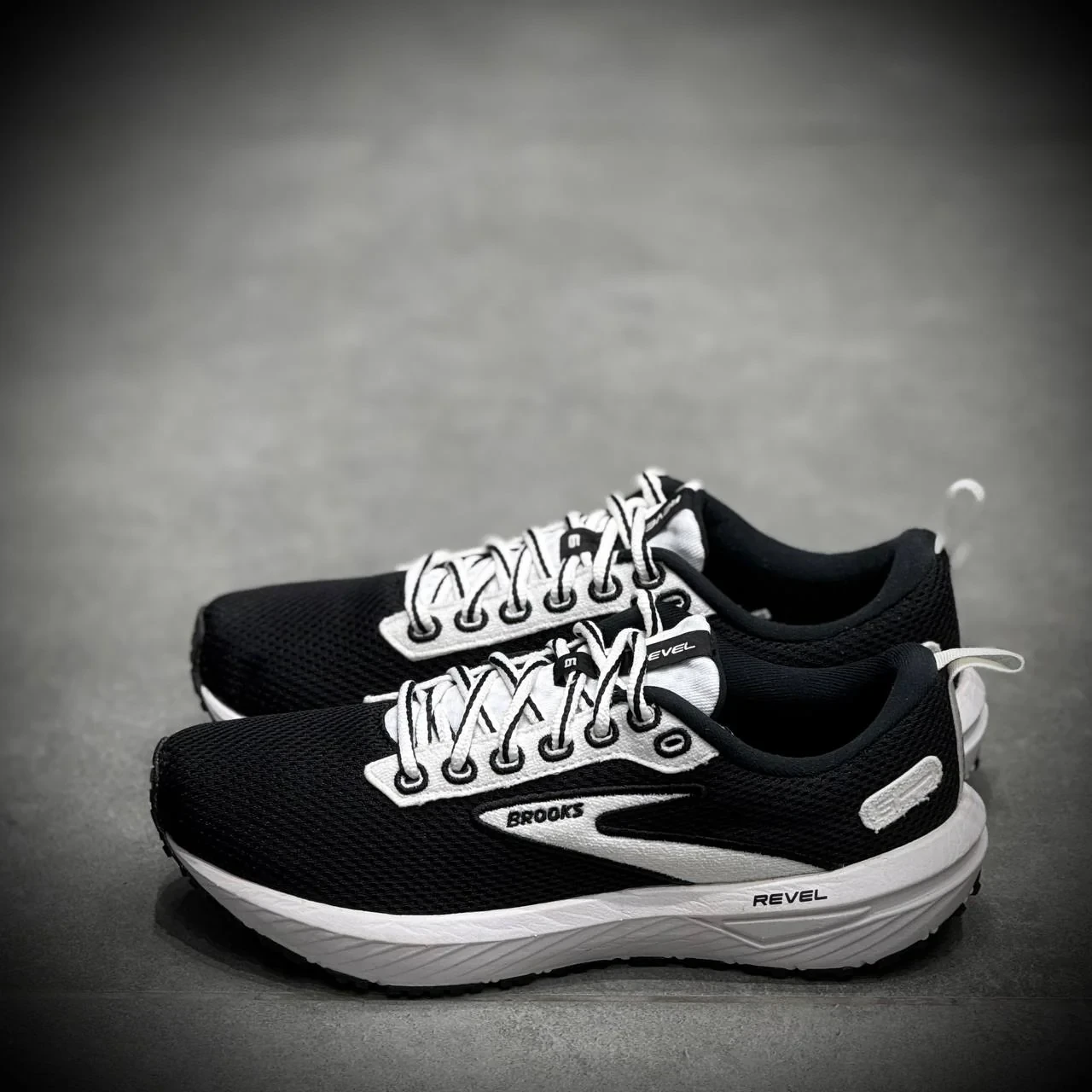 کتونی پیاده روی بروکس brooks revel 6-4