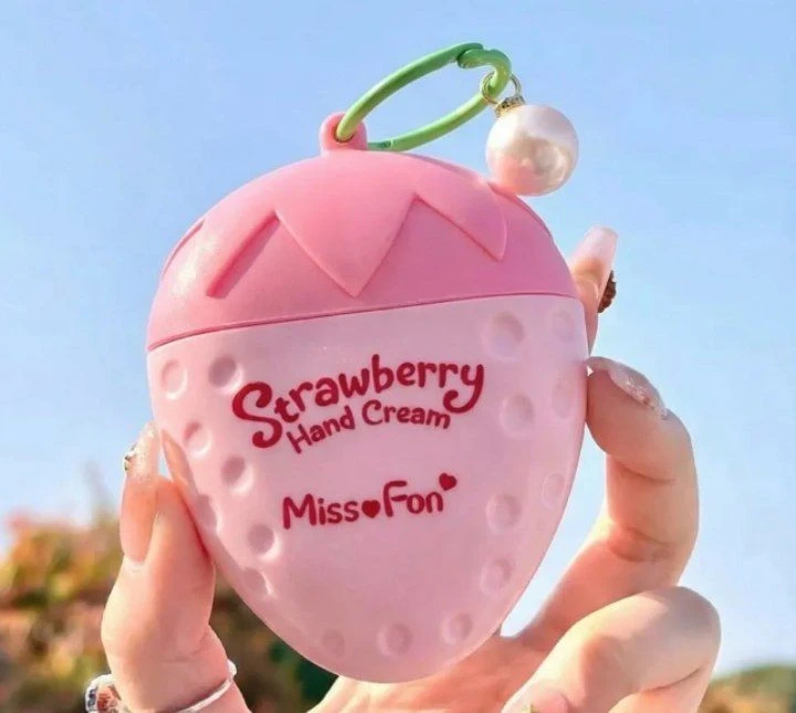 کرم دست توت فرنگی آویزی 😍🍓Miss Fon