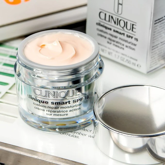 کرم روز ترمیم کننده و ضدچروک اسمارت کلینیک حاوی spf15