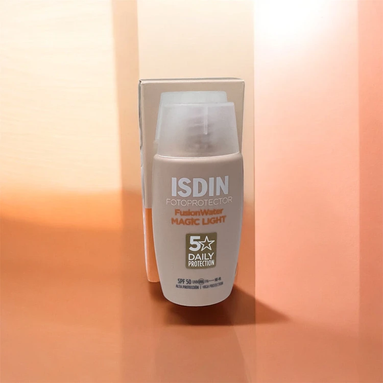 "کرم ضد آفتاب ایزدین فیوژن واتر رنگی ایزدین SPF50"