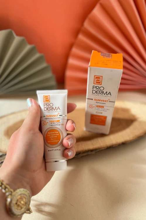 کرم ضد آفتاب فاقد چربی با spf50 پرو درما اثر پوشانندگی با رنگ بژ طبیعی