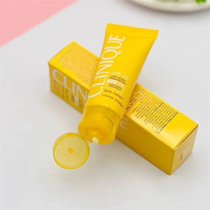 کرم ضد آفتاب کرم ضد آفتاب کلینیک SPF40 بی رنگ