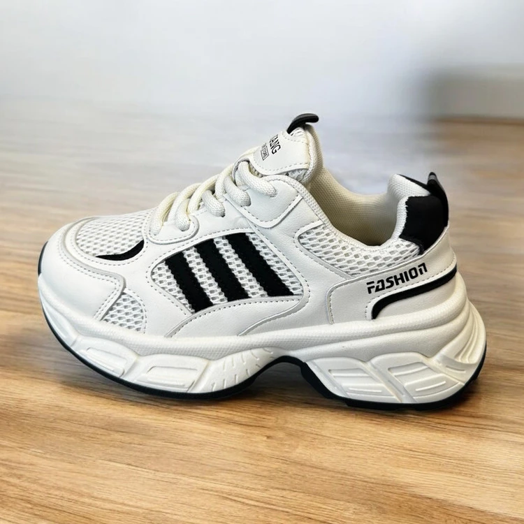 کفش کتونی زنانه خارجی برندAdidas استفاده روزمره , استایل | راحت و سبک و طبی