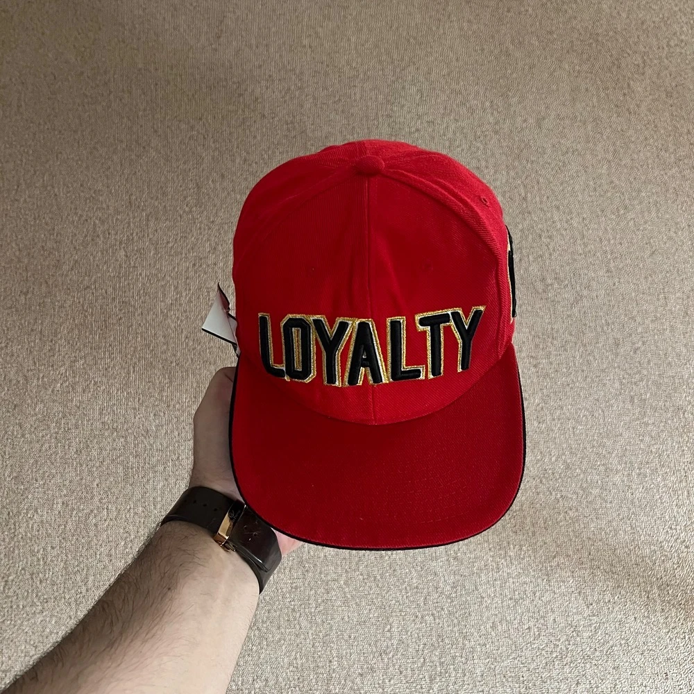 کلاه اسنپ بک قرمز اورجینال-REMY BOYZ-طرحLOYALTY-استوک مارکباز
