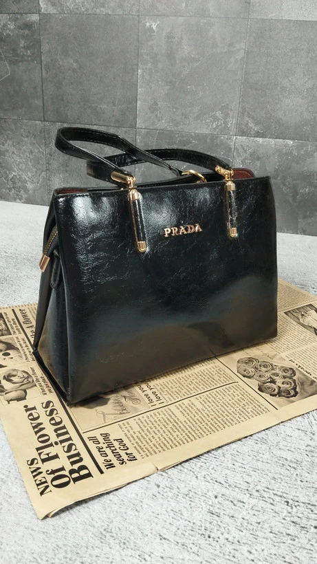 کیف زنه سه جا سایز متوسط پرادا