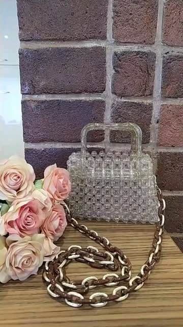 کیف مجلسی زنانه با دسته ترک با مهره هایی که از داخل اکلیلی هستند