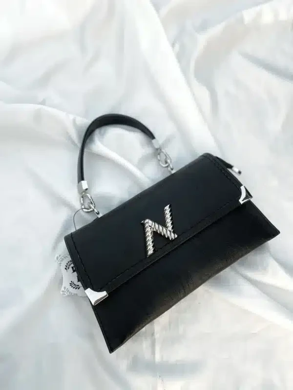 کیف پاسپورتی زنانه برند DKNY