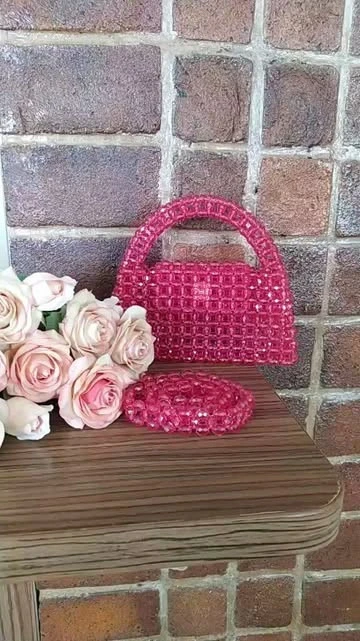 کیف کریستالی طرح مریت به رنگ مرجانی خاص قابل سفارش در رنگ‌بندی و جزییات