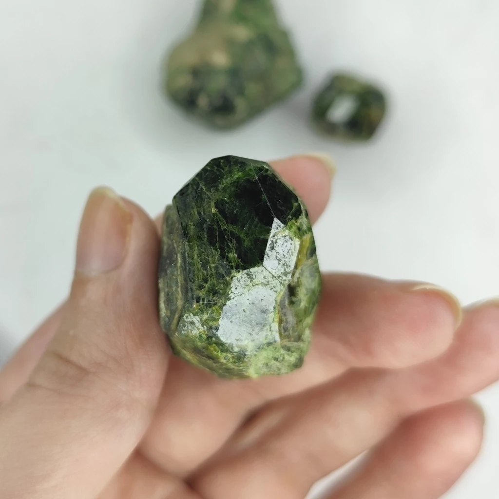 گارنت سبز طبیعی تراش نخورده