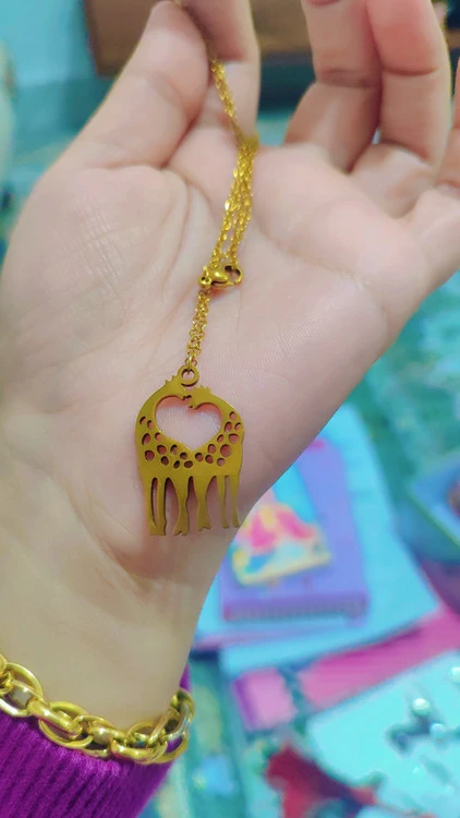 گردن بند زرافه عاشق