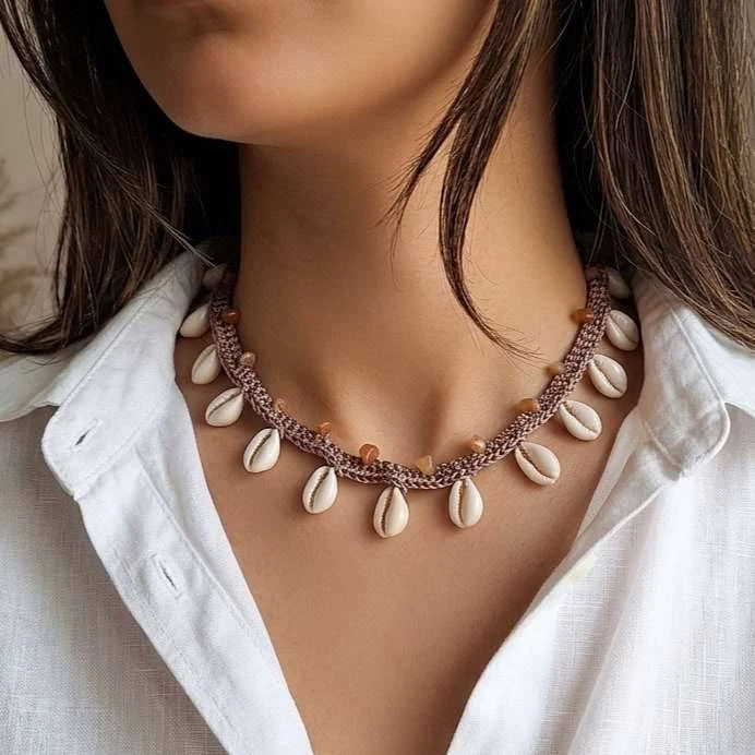 گردنبند دست‌ساز صدف طبیعی با بافت قهوه ای