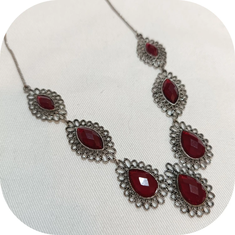 گردنبند سیاه قلم نگیندار برند accessories