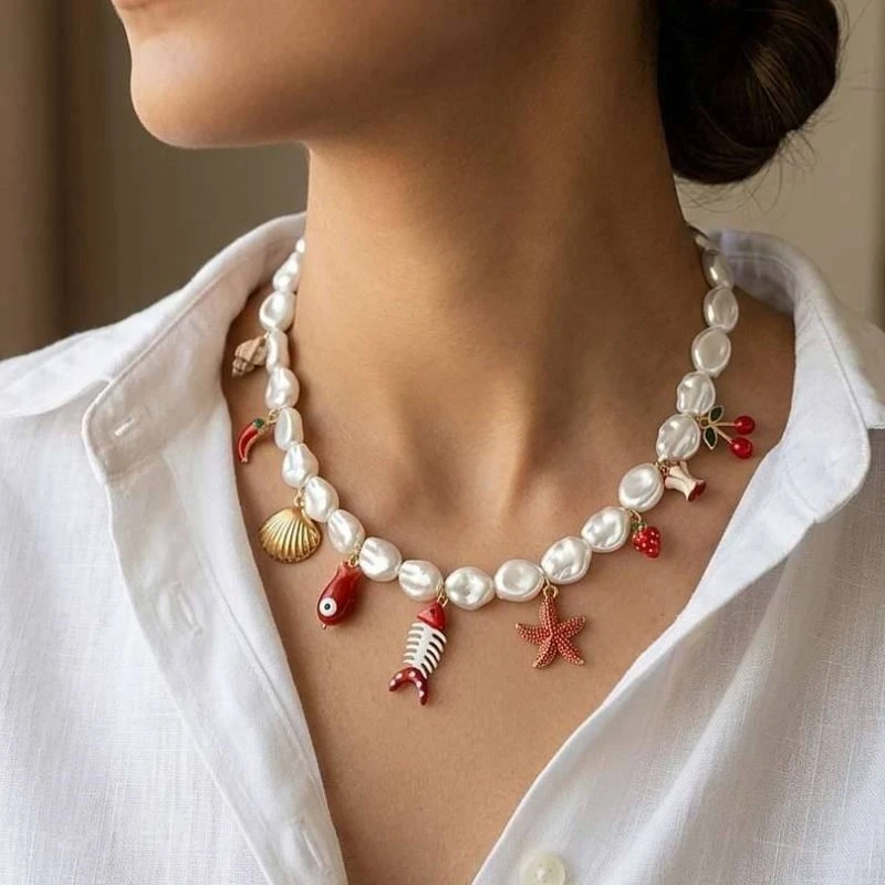 گردنبند مروارید باروک با چارم‌های میوه و دریا