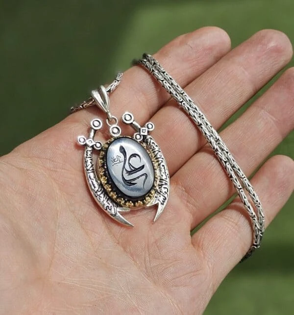 گردنبند نقره روس طرح ذوالفقار – نگین عقیق مشکی مزین به نام علی (ع)
