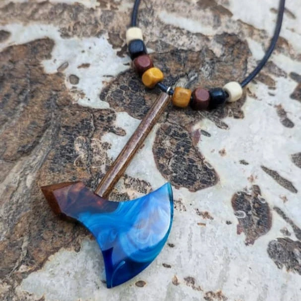 گردنبند چوب و رزین طرح تبر