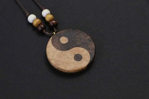 گردنبند چوبی دست ساز طرح YING YUNG