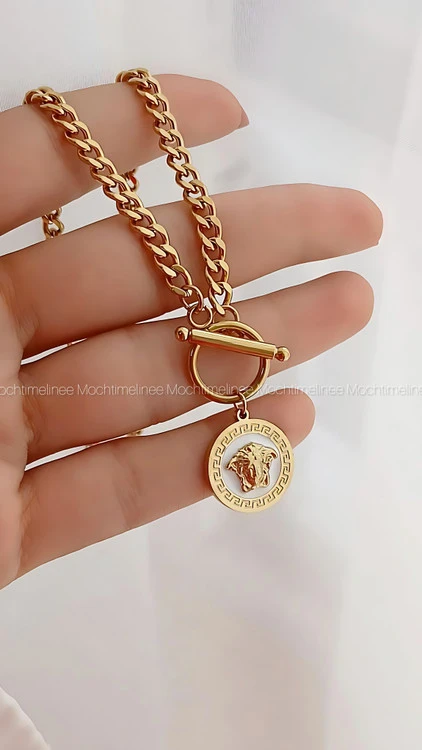 گردنبند کارتیه با آویز ورساچه با و قفل تی مشابه طلا رنگ ثابت و پرطرفدار