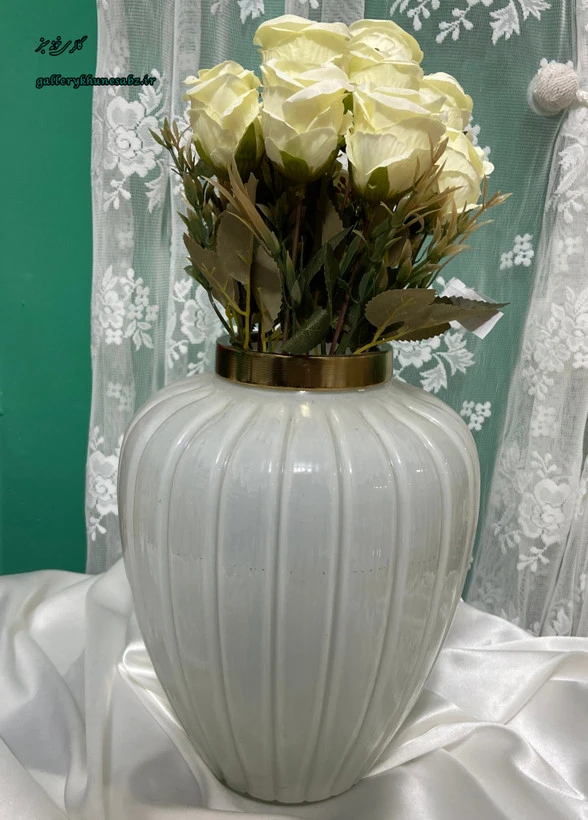 گلدان شیشه ای رنگ سفید