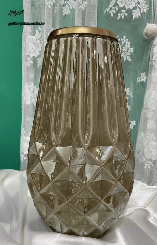 گلدان شیشه ای کنار سالنی رنگ عسلی
