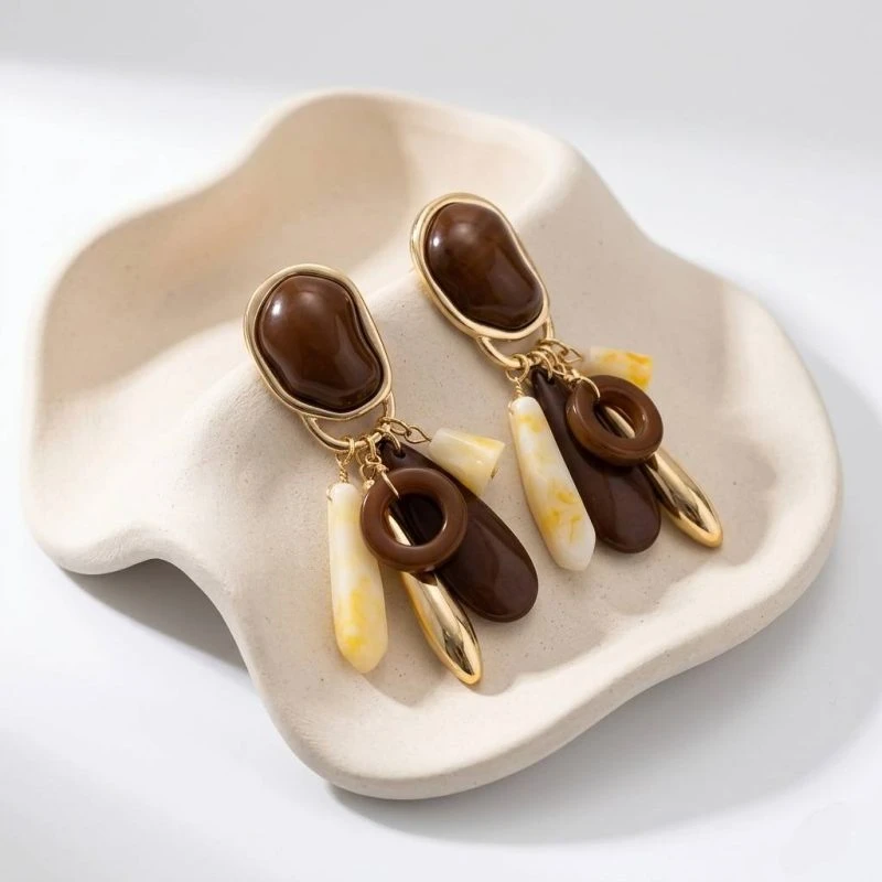 گوشواره آویز طرح بوهو رنگ قهوه‌ای و طلایی