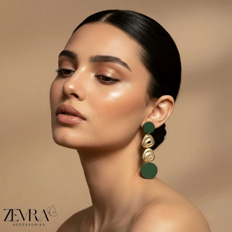 گوشواره آویز طلایی و سبز طرح هندسی
