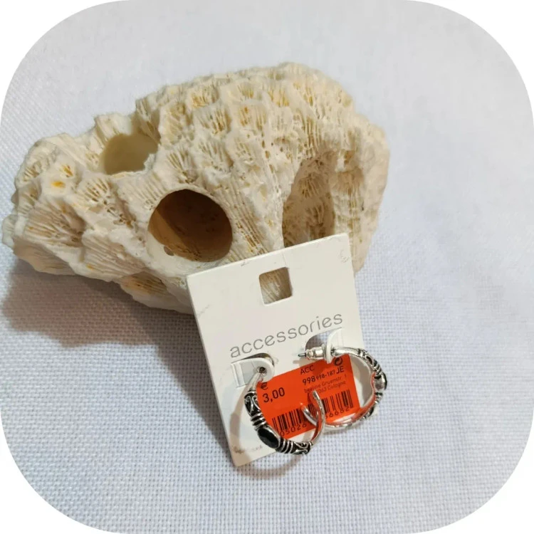گوشواره آویز و میخی طرح سیاه قلم برند accessories