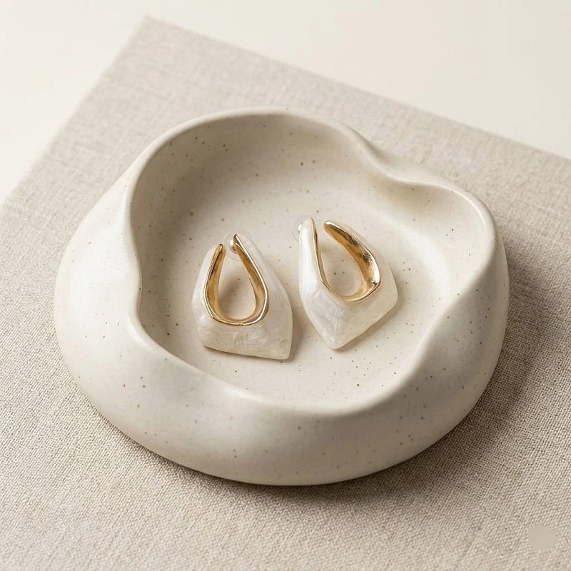 گوشواره اشکی طلایی طرح مرمر کرم