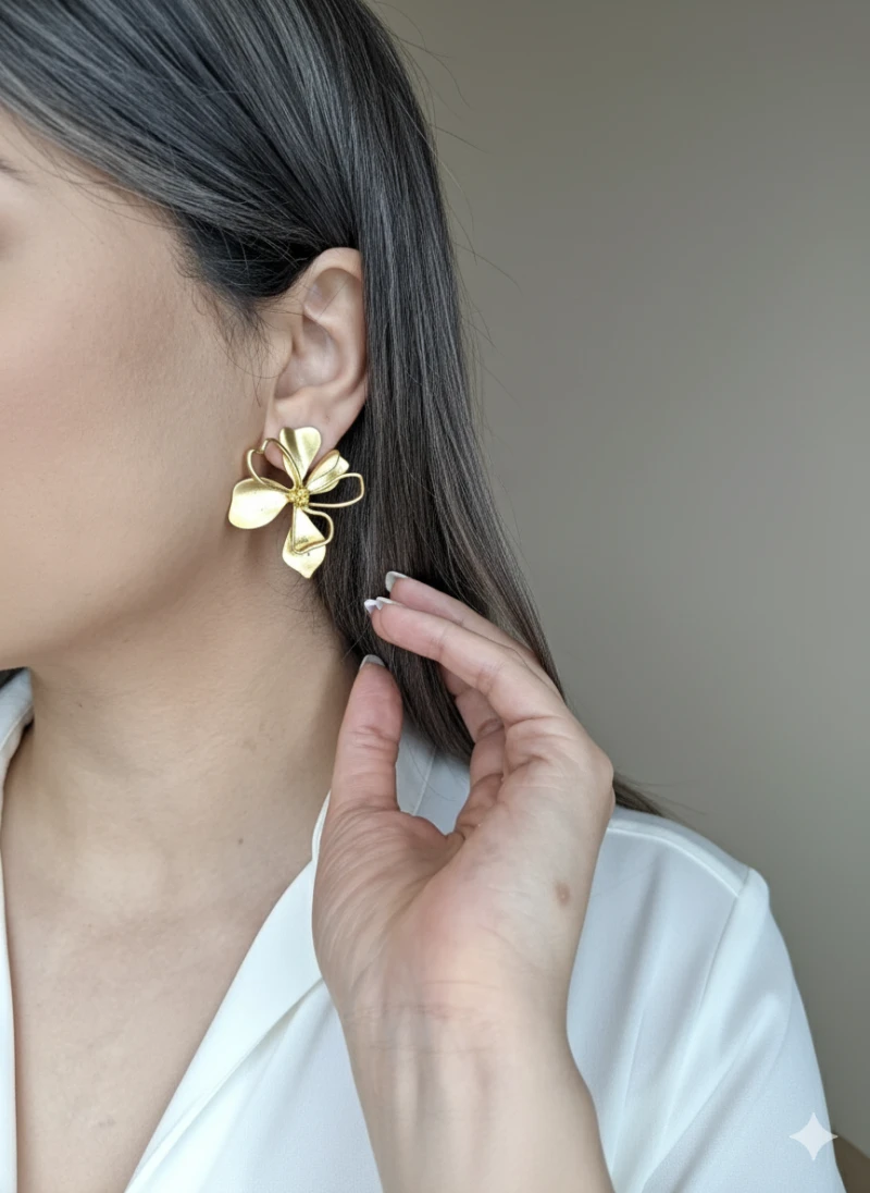 گوشواره زنانه طرح گلبرگ طلایی
