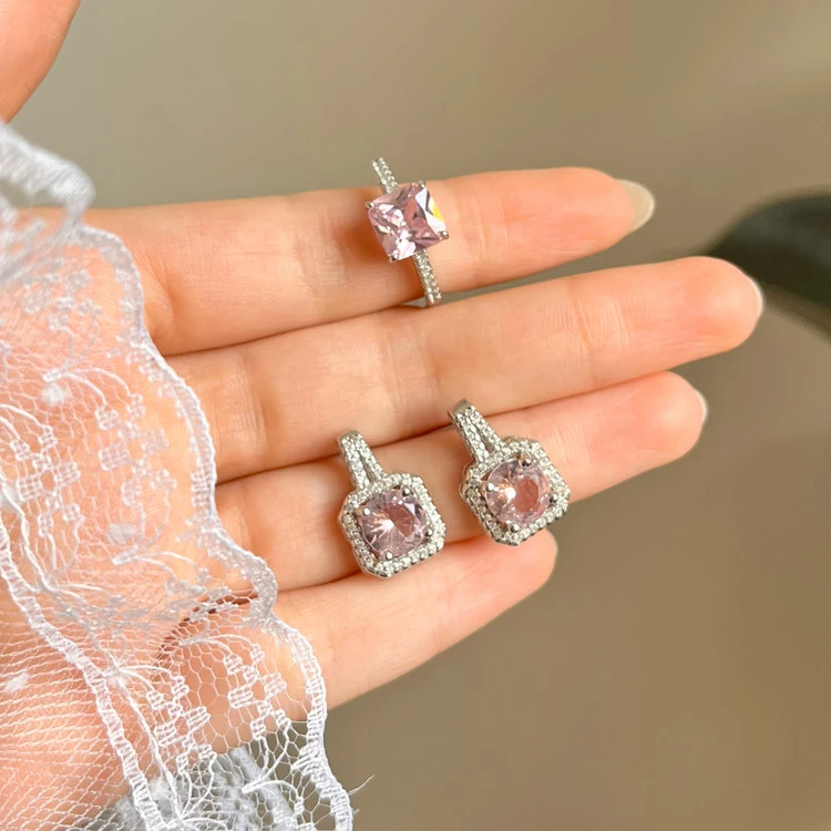 گوشواره طرح جواهر مربع