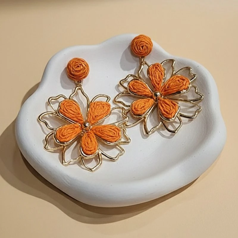 گوشواره طرح گل نارنجی نخی