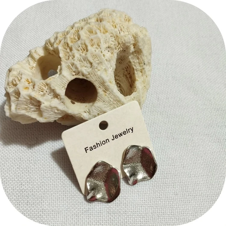 گوشواره میخی طرح دفرمه نقره ای