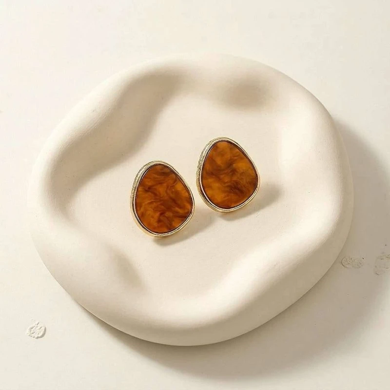 گوشواره میخی طرح سنگ کهربا