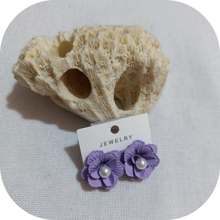 گوشواره میخی طرح گل جنس پلیمری
