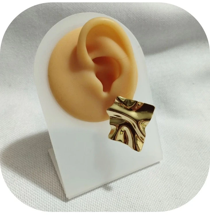 گوشواره میخی مدل دفرمه طلایی و نقره ای محصول چین
