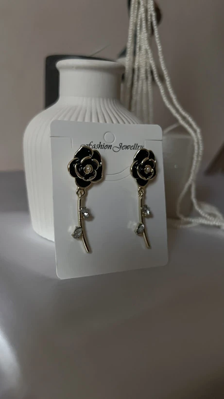 گوشواره میناکاری گل رز مشکی ۰۳۷