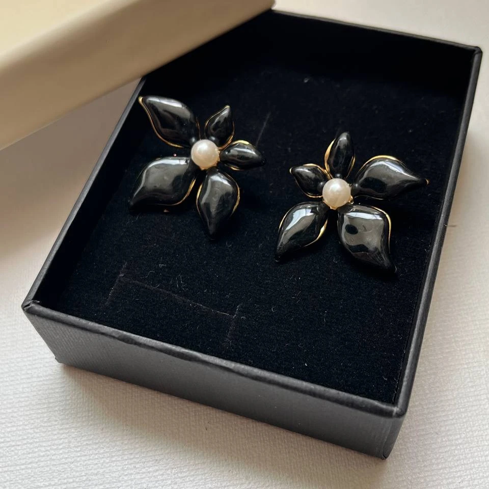 گوشواره گل مشکی میناکاری