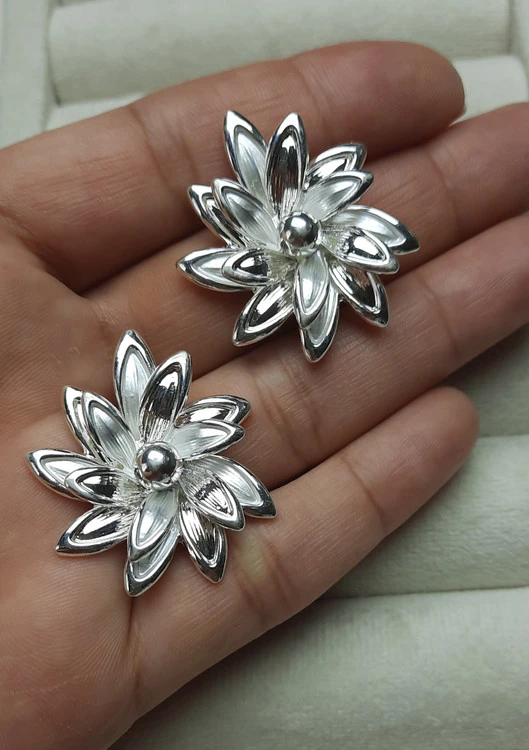 گوشواره گل گوی دار با میخ نقره ضد حساسیت